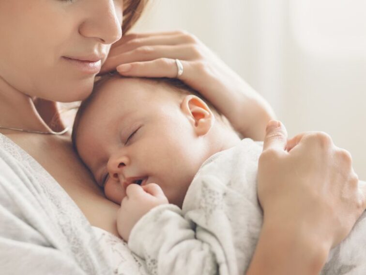 Kangurowanie noworodka, kangurowanie niemowlaka, Fizjo z Głową, Kamil Hernoga