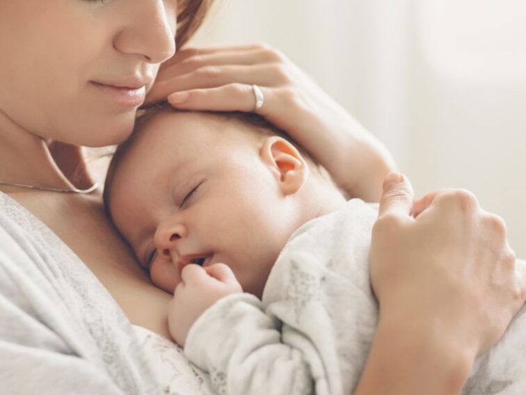 Kangurowanie noworodka, kangurowanie niemowlaka, Fizjo z Głową, Kamil Hernoga