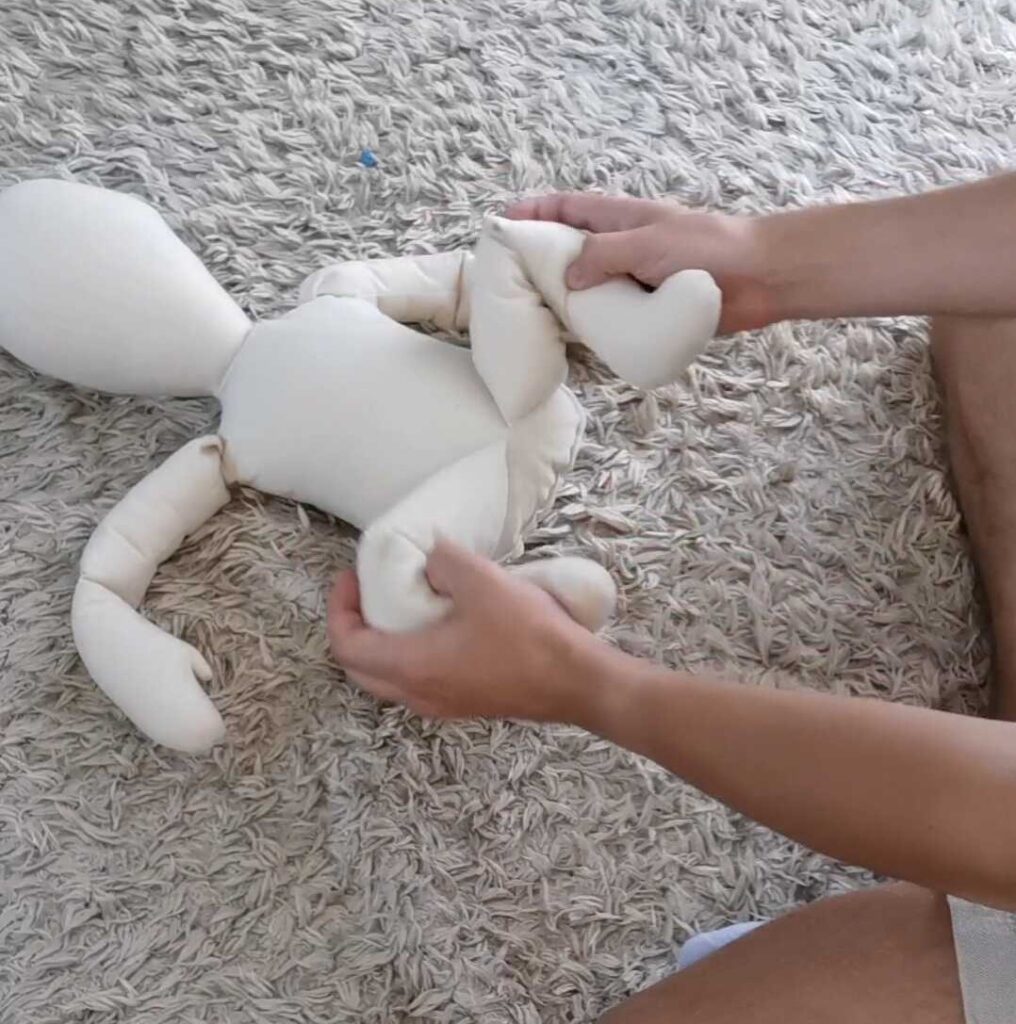 Kolka niemowlęca jak pomóc - Ćwiczenia pomagające w kolce niemowlęcej i puszczeniu gazów u niemowlaka Fizjo z Głową Kamil Hernoga