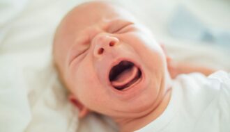 Jak wygląda kolka niemowlęca, co to kolka niemowlęca, kiedy ustępuje kolka niemowlęca Kamil Hernoga Fizjo z Głową