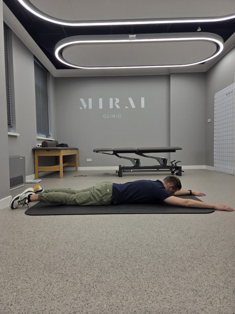 Ćwiczenia na plecy okrągłe dla dzeci z wadami postawy pleców; Supermna; FizjozGłową; Kamil Hernoga