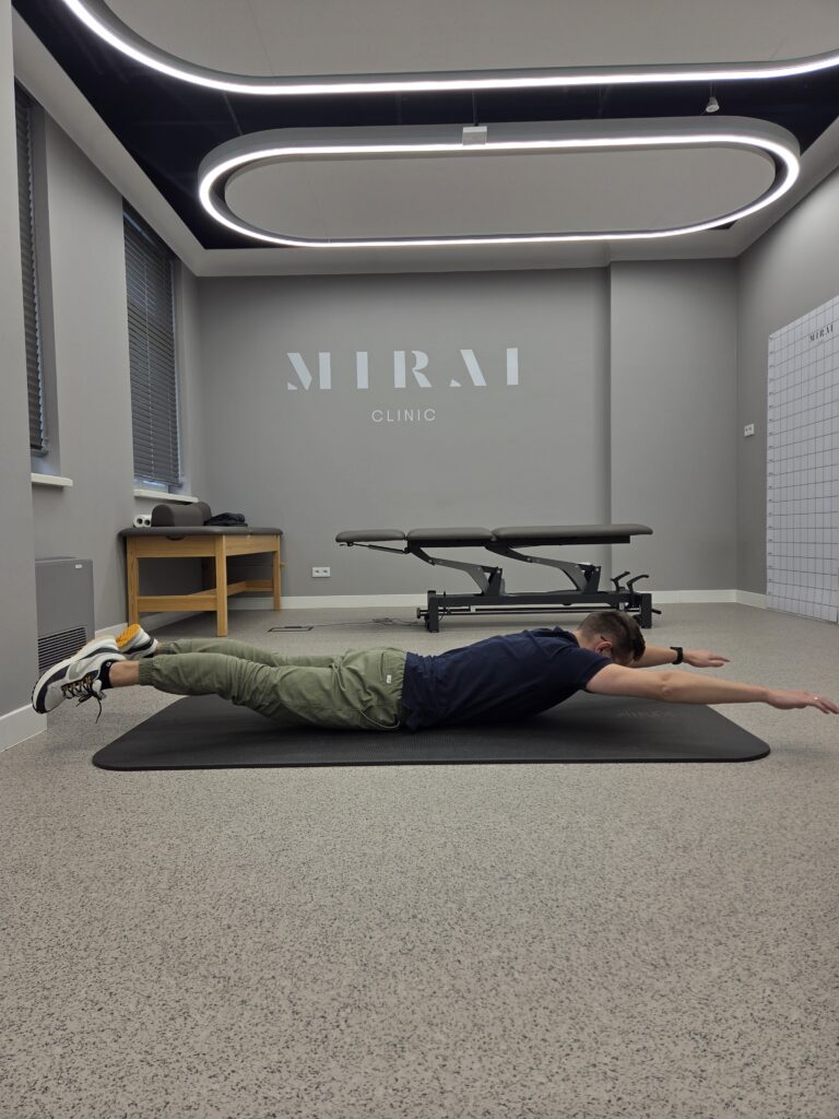 Ćwiczenia na plecy okrągłe dla dzeci z wadami postawy pleców; Supermna; FizjozGłową; Kamil Hernoga