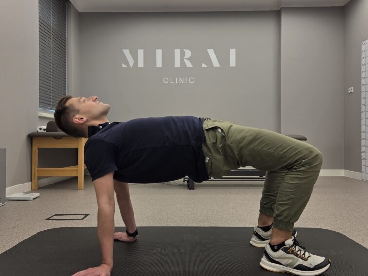 Ćwiczenia na plecy okrągłe dla dzeci z wadami postawy pleców; Mostek; FizjozGłową; Kamil Hernoga