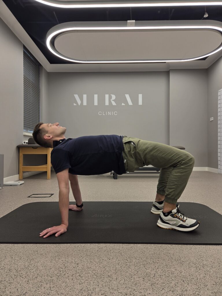 Ćwiczenia na plecy okrągłe dla dzeci z wadami postawy pleców; FizjozGłową; Kamil Hernoga