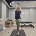Jakie ćwiczenia na kolana szpotawe u dziecka; Stanie na jednej nodze; FizjozGłową; Kamil Hernoga