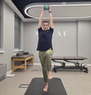 Jakie ćwiczenia na kolana szpotawe u dziecka; Stanie na jednej nodze; FizjozGłową; Kamil Hernoga