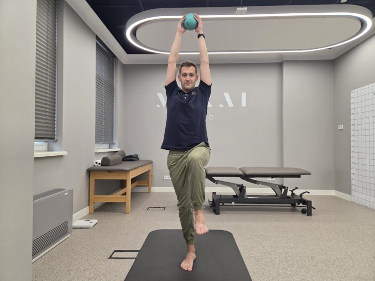 Jakie ćwiczenia na kolana szpotawe u dziecka; Stanie na jednej nodze; FizjozGłową; Kamil Hernoga