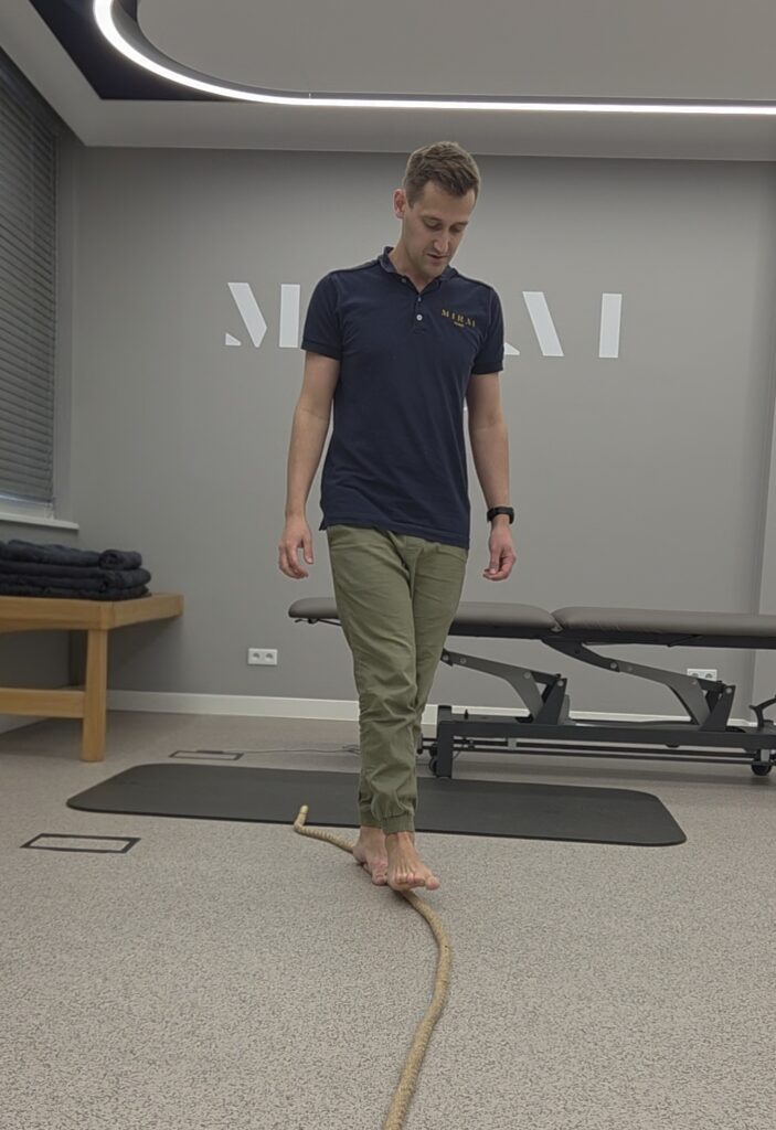 Gołębi chód ćwiczenia korekcyjne, ćwiczenia chodu u dzieci, dziecko stawia stopy do wewnątrz ćwiczenia, dziecko potyka się jakie ćwiczenia; Kamil Hernoga; FizjozGłową