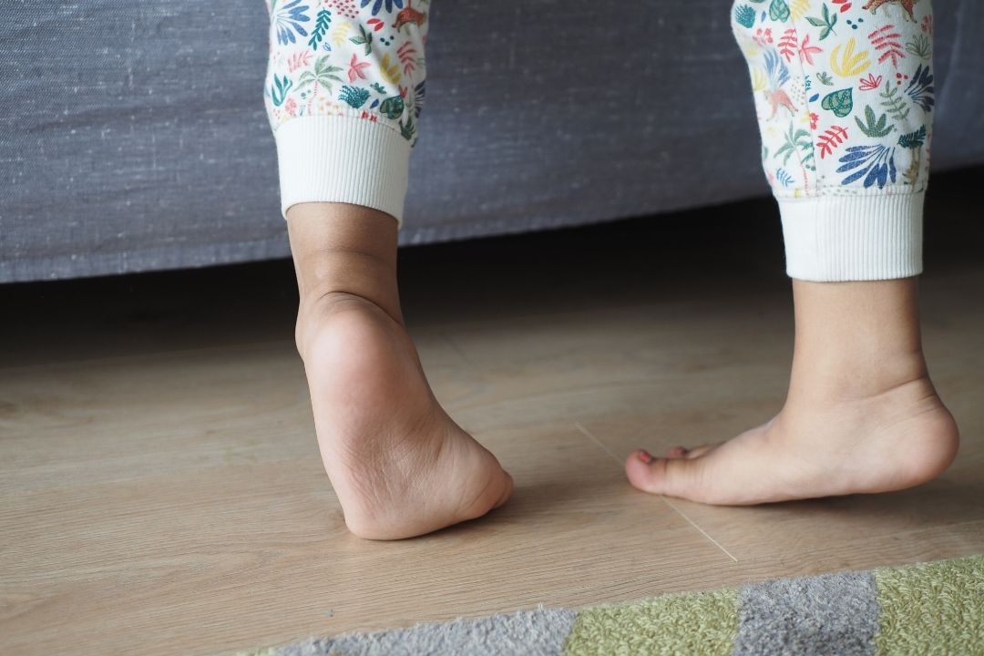Gołębi chód u dziecka; gołębi chód u przedszkolaka; dziecko stawia stopy do środka; dziecko stawia nogi do środka; Kamil Hernoga; FizjozGłową